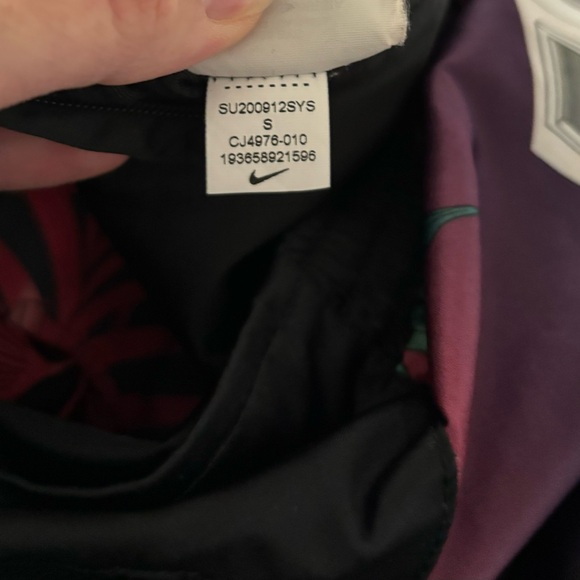 RARE NIKE REVERSIBLE JAPANESE GRAPHIC RUNNING BOMBER JACKET CJ4976-010 WOMEN S - Picture 14 of 14